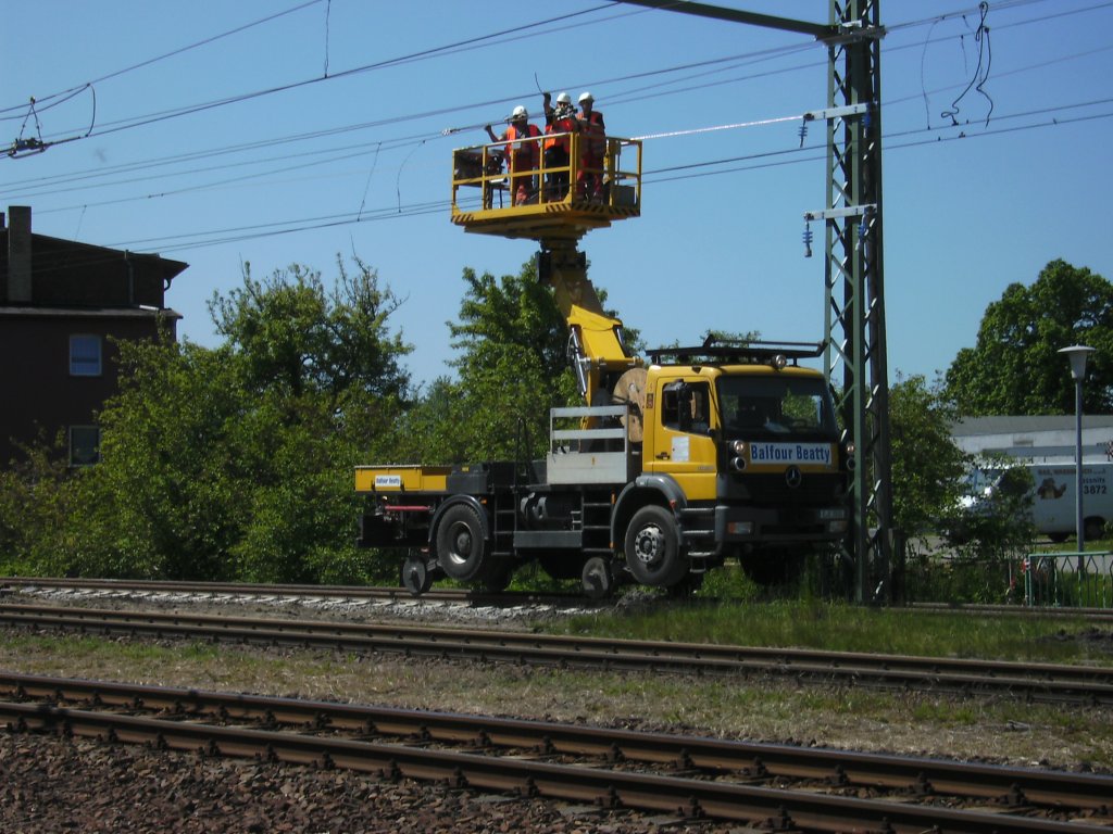 Zweiwegefahrzeug bei Arbeiten an der Fahrleitung in Lietzow am 04.Juni 2010.