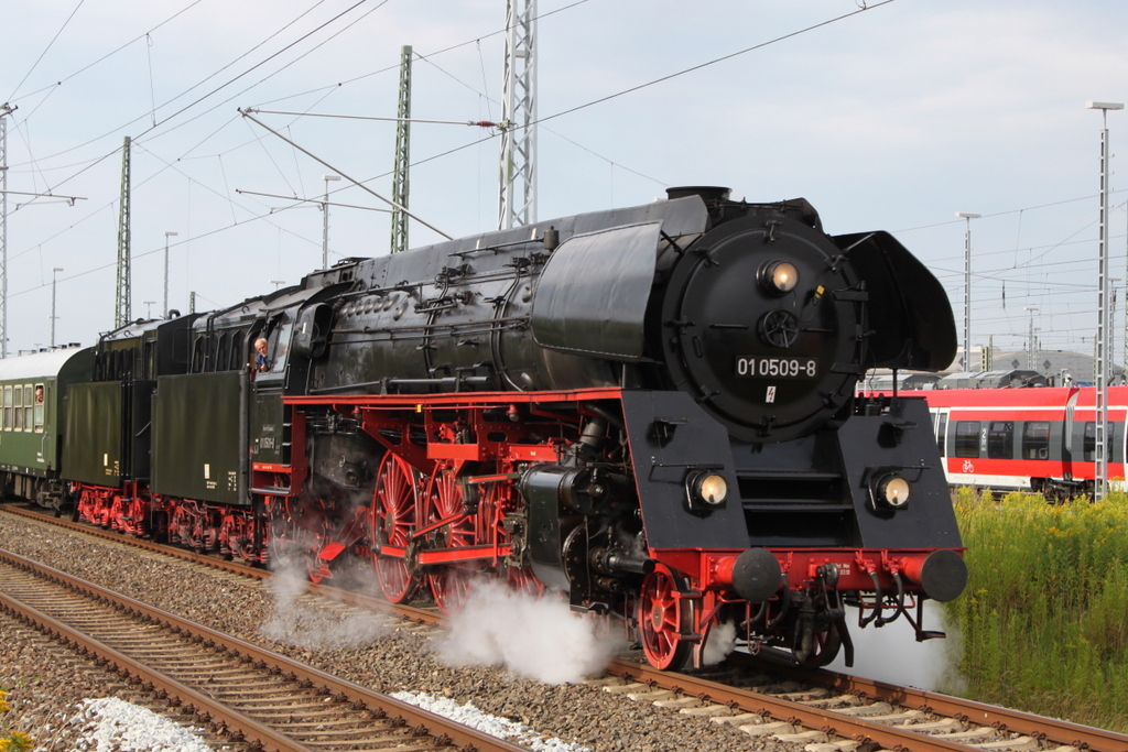 01 0509-8 mit Sonderzug 74598 von Rostock Hbf nach Cottbus bei der Ausfahrt im Rostocker Hbf.08.08.2015