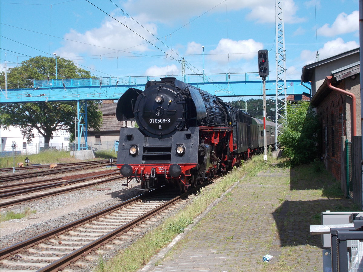 01 0509 setzte nach der Ankunft aus Putbus,am 10.Juni 2017,in Bergen/Rgen um.