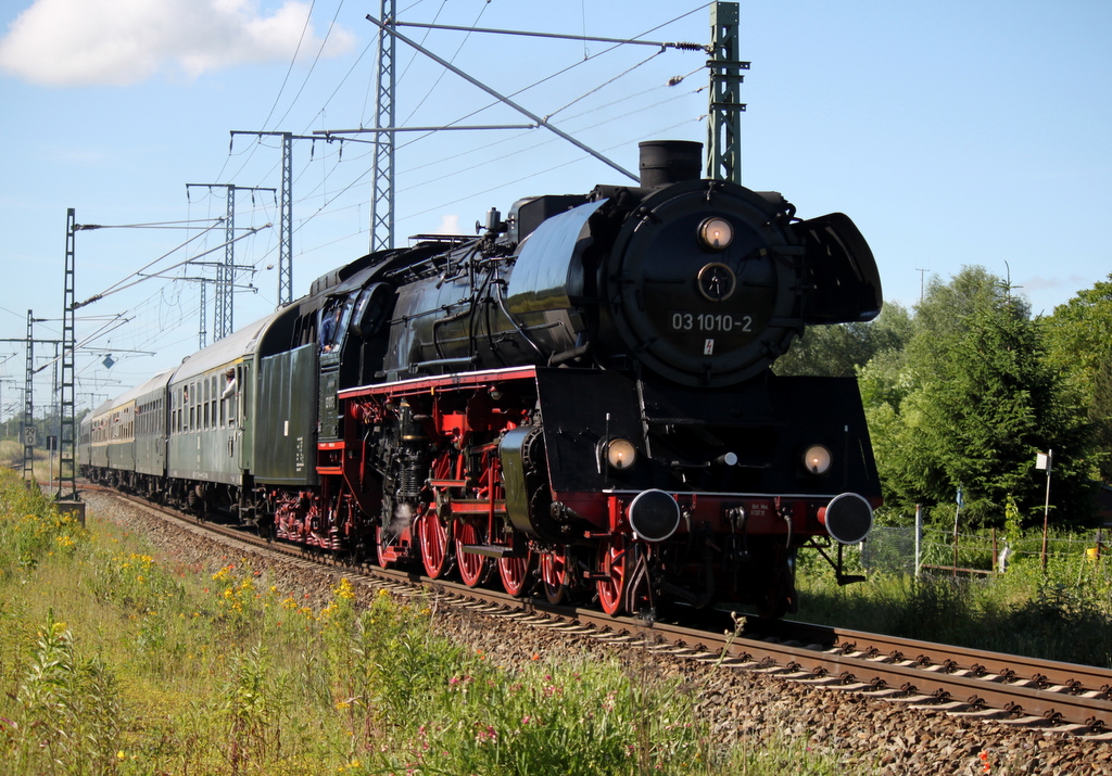 03 1010-2 mit Sonderzug 20042 von Eutin nach Putbus zum dortigen Bahnhofsfest bei der Durchfahrt um 09:21 Uhr in der Gterumgehung Rostock Hbf.15.06.2014