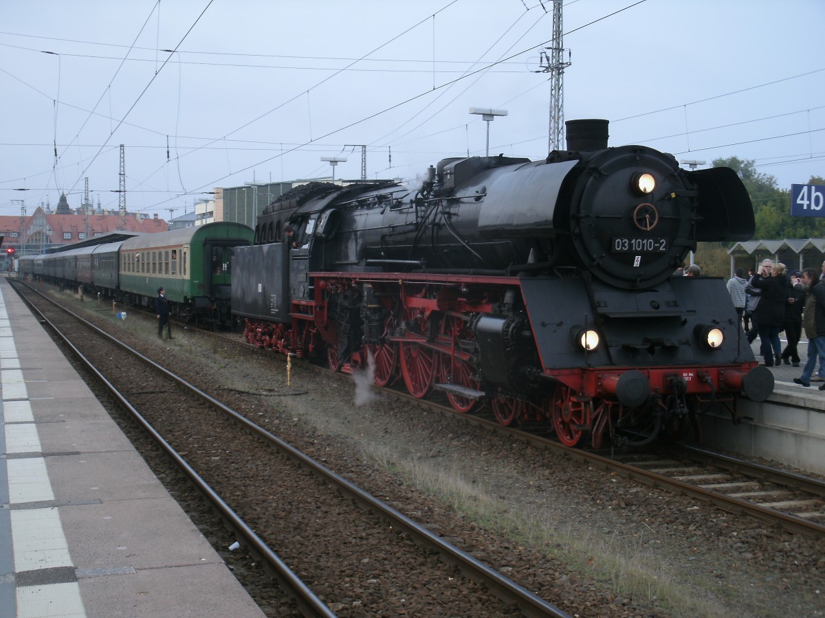03 1010-2 setzte sich,am 12.Oktober 2013,an den Sonderzug D 25791 nach Cottbus in Stralsund.Die Lok fuhr wie in alten Zeiten ber den gesamten Laufweg.