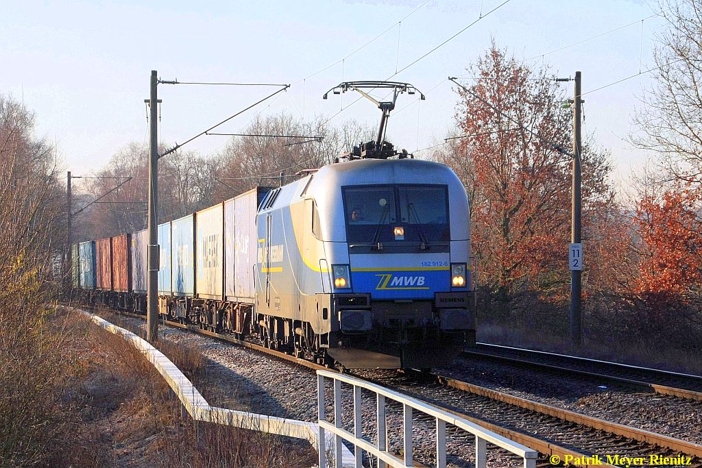 06/02/2015:
EVB/MWB 182 912 mit Containerzug in Hamburg-Moorburg auf dem Weg nach Hamburg-Waltershof