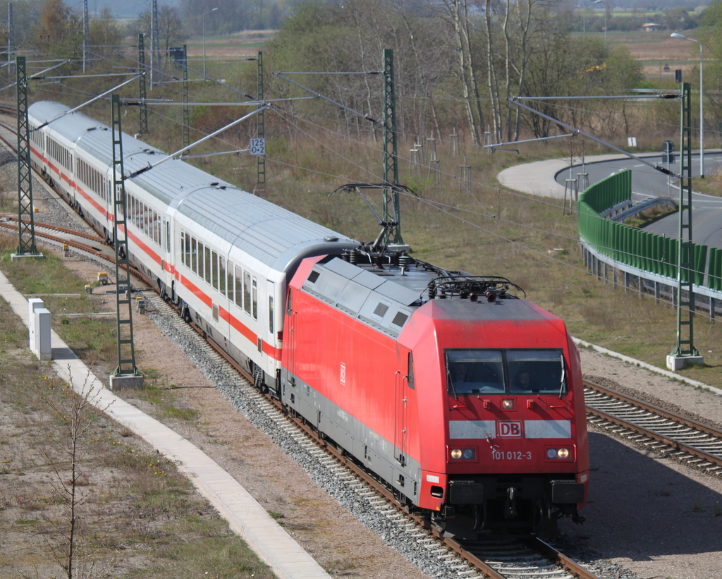 101 012-3 mit IC 2238 von Leipzig Hbf nach Warnemnde bei der Durchfahrt in Warnemnde Werft.12.04.2014