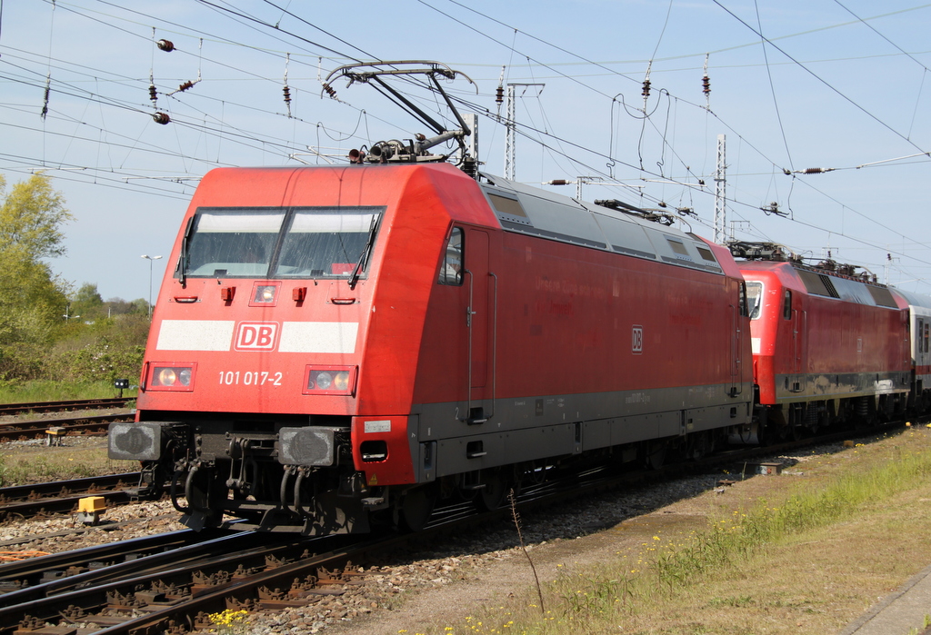 101 017-2+120 140-9 mit IC 2182 von Kassel-Wilhelmshhe nach Stralsund Hbf bei der Ausfahrt im Rostocker Hbf.06.05.2016