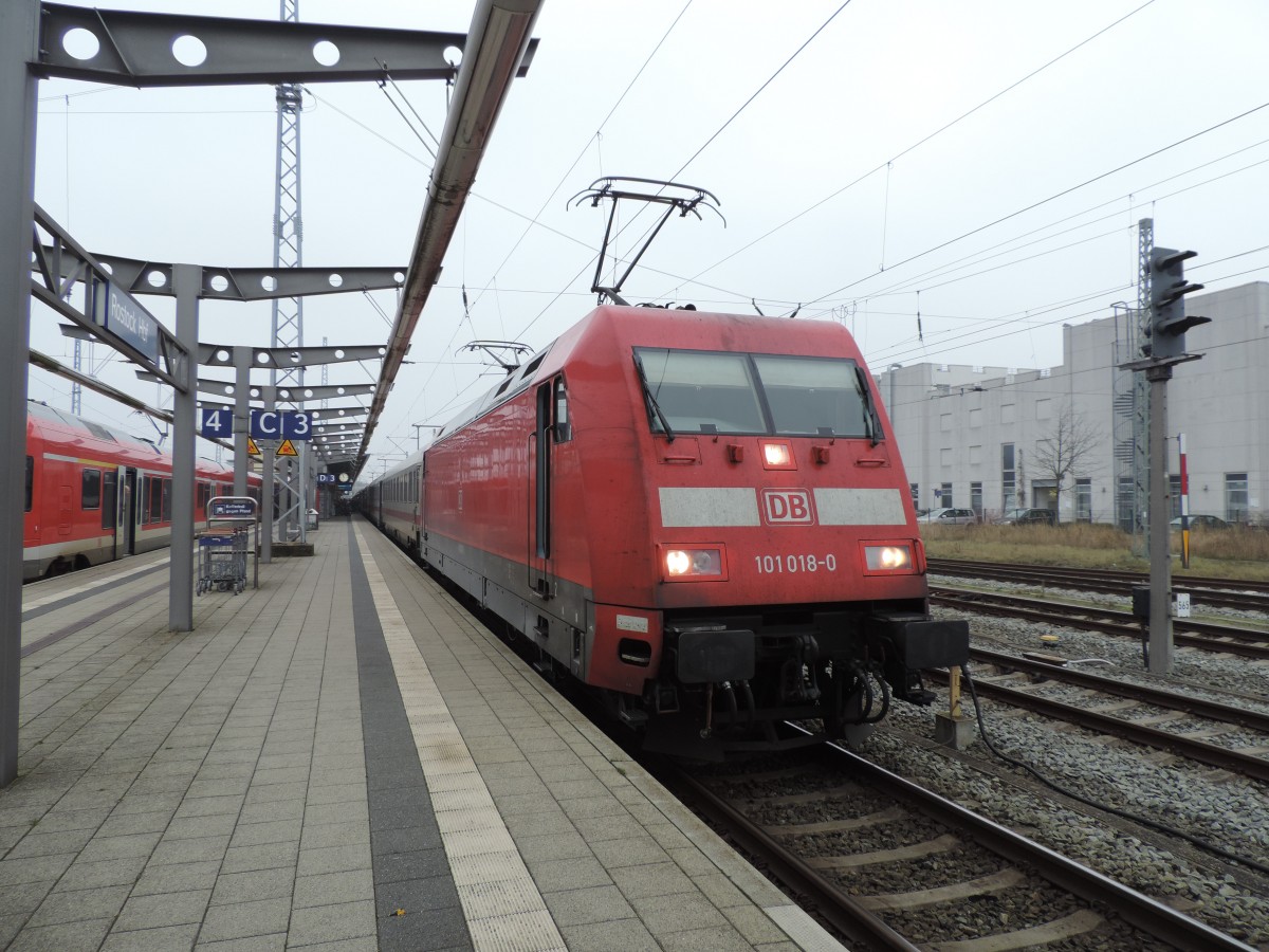 101 018 mit IC 2301(Rostock-Mnchen)kurz vor der Ausfahrt im Rostocker Hbf.02.01.2016