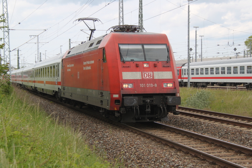 101 019-8 mit IC 2239(Warnemnde-Leipzig)bei der Ausfahrt im Rostocker Hbf.29.05.2015