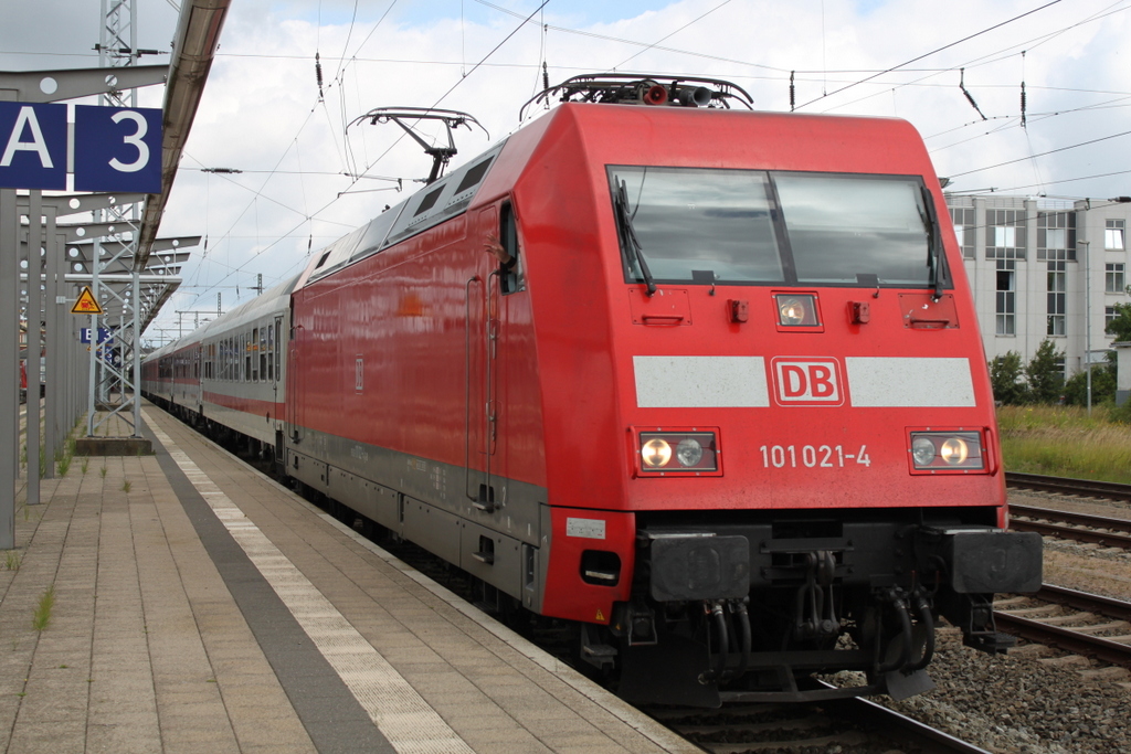 101 021-4 mit CNL-Nachtzug 470 Sirius von Zürich nach Ostseebad Binz bei der Ausfahrt im Rostocker Hbf.