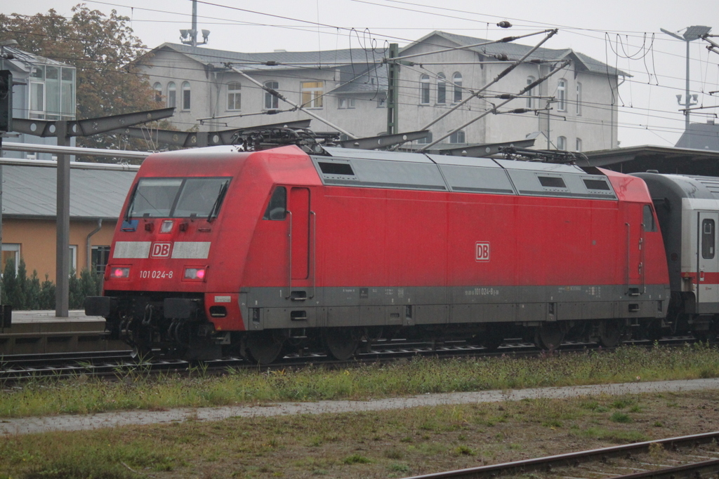 101 024-8 mit IC2213(Binz-Stuttgart)kurz vor der Ausfahrt im Rostocker Hbf.16.10.2015