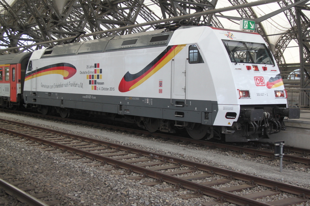 101 027-1  25 Jahre Deutsche Einheit  mit EC 174 von Budapest-Keleti nach Hamburg-Altona kurz vor der Ausfahrt im Dresdener Hbf.15.07.2015