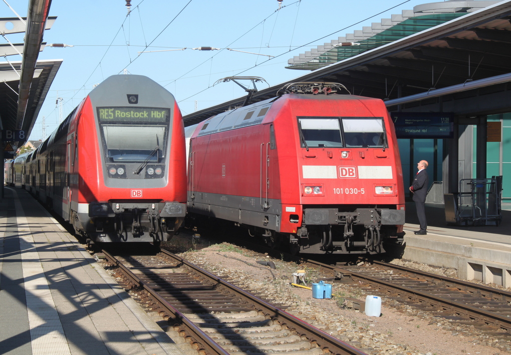 101 030-5 mit IC 2182(Hamburg-Stralsund)kurz vor der Ausfahrt im Rostocker Hbf neben an Stand DBpzfa 766.1 Caspar David Friedrich .11.10.2015