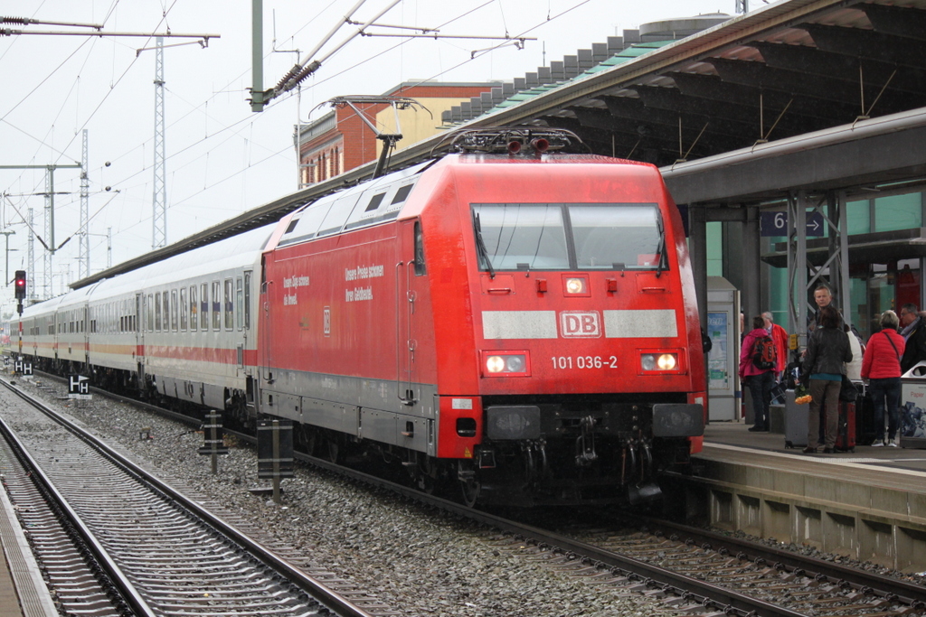 101 036-2 mit IC 2373(Stralsund-Karlsruhe)bei der Einfahrt im Rostocker Hbf.23.05.2015
