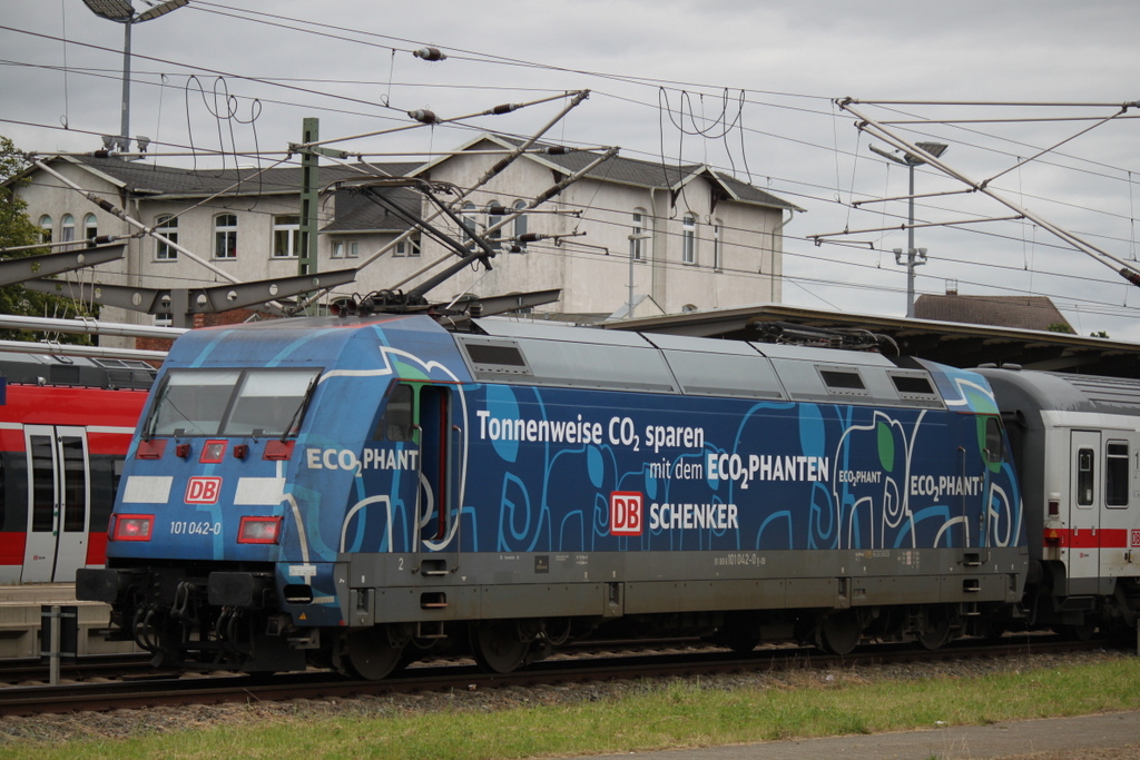 101 042-0 mit IC 2213 von Ostseebad Binz nach Stuttgart Hbf kurz vor der Ausfahrt im Rostocker Hbf.31.07.2015