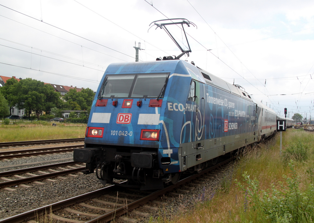 101 042-0 Ecophant  mit IC 2213(Binz-Stuttgart)bei der Einfahrt im Rostocker Hbf.14.06.2015
