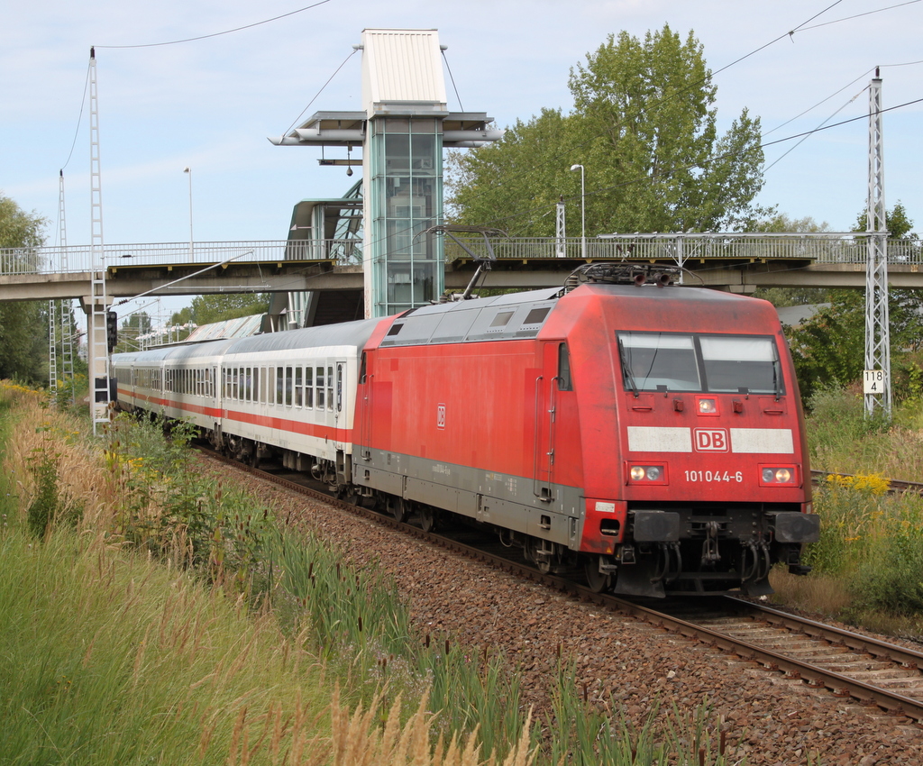 101 044-6 mit IC 2239 von Warnemnde nach Leipzig Hbf bei der Durchfahrt im Haltepunkt Rostock-Marienehe.29.08.2015