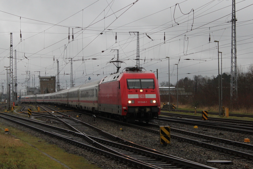 101 046-1 mit IC 2212(Koblenz-Binz)bei der Einfahrt im Rostocker Hbf.05.01.2018