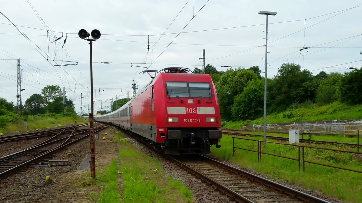 101 047 mit IC 2212(Koblenz-Binz) bei der Einfahrt am 16.07.2016 in Bad Kleinen.