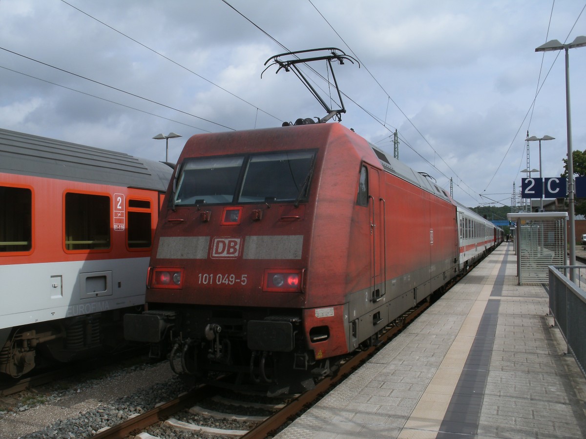 101 049-5 als Schublok im IC 2184 Hannover-Binz,am 31.August 2013,beim Halt in Bergen/Rgen.