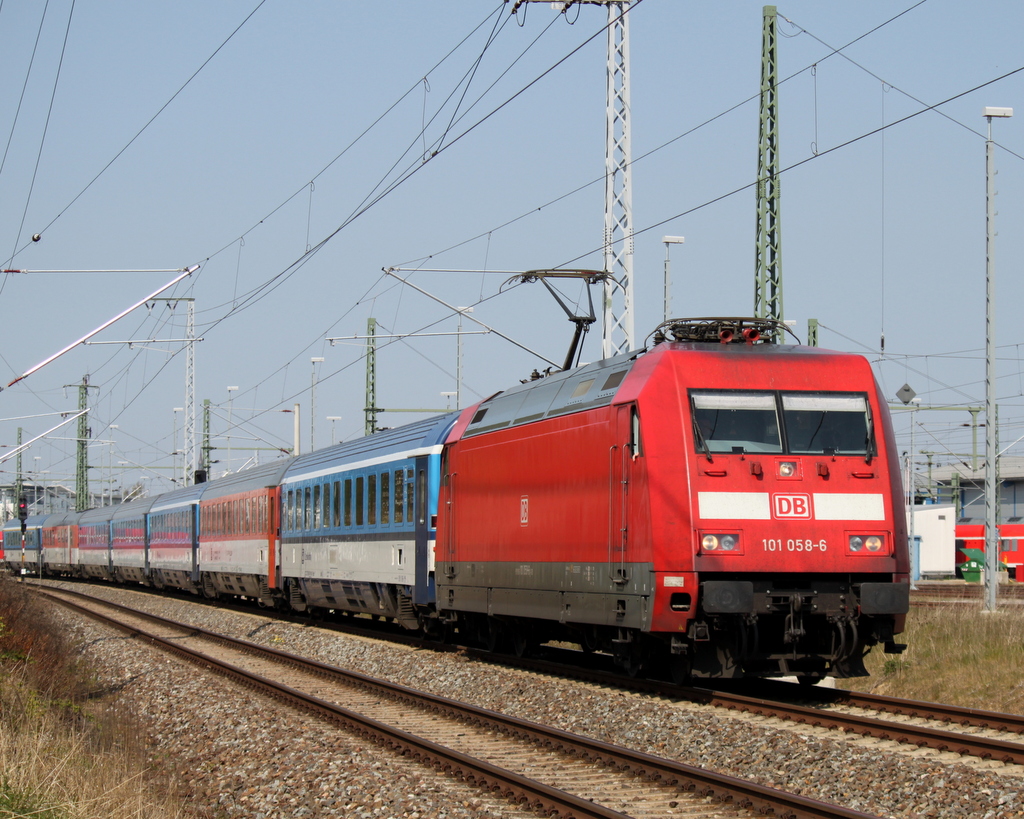 101 058-6 mit EC179 von Rostock Hbf nach Praha hl.n.bei der Ausfahrt im Rostocker Hbf.19.04.2014