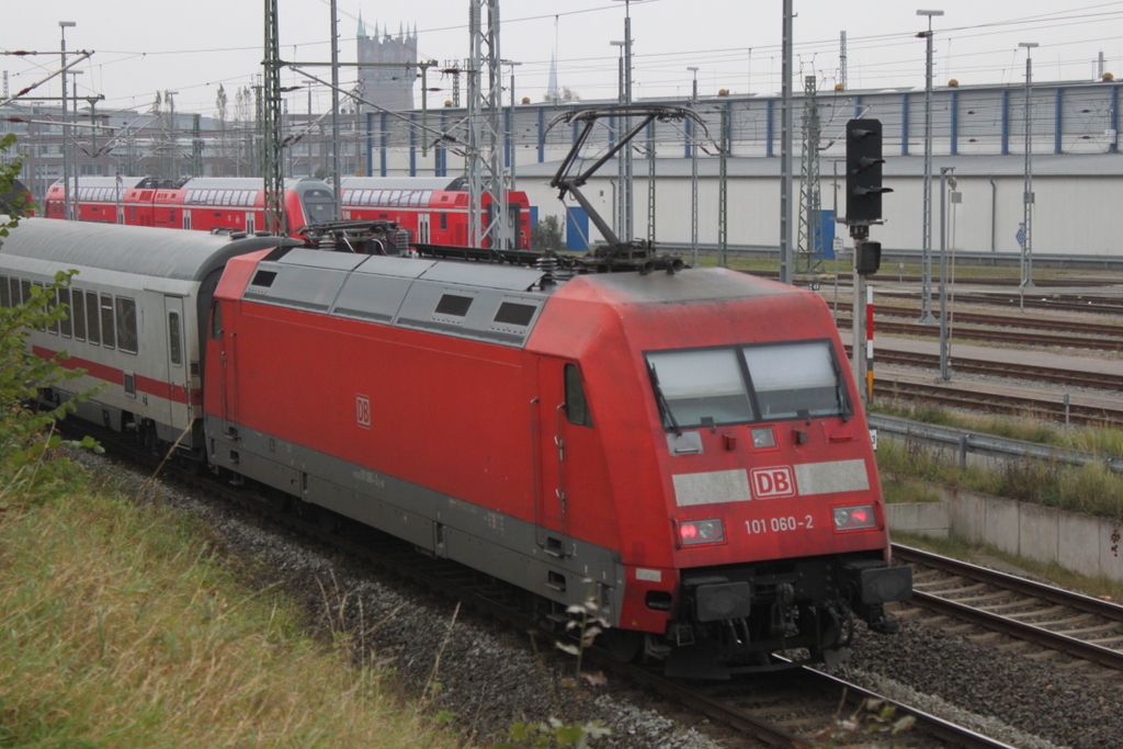 101 060-2 mit IC 2212(Koblenz-Binz)bei der Einfahrt in Rostock im Hintergrund waren 3x Twindexx Vario abgestellt.20.10.2017