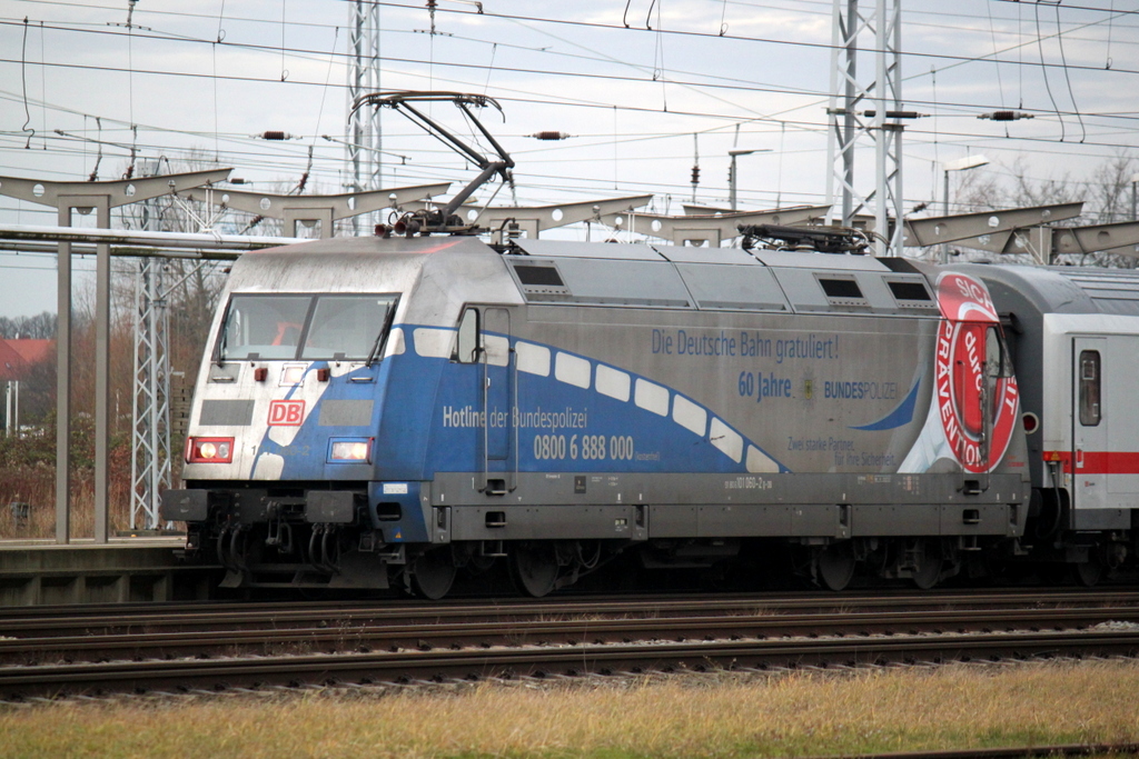 101 060-2 mit IC 2213 von Ostseebad Binz nach Stuttgart Hbf kurz vor der Ausfahrt im Rostocker Hbf.03.01.2014