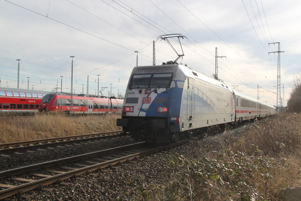101 060-2(hinten)mit IC 2213 von Ostseebad Binz nach Stuttgart Hbf bei der Ausfahrt im Rostocker Hbf.07.02.2016