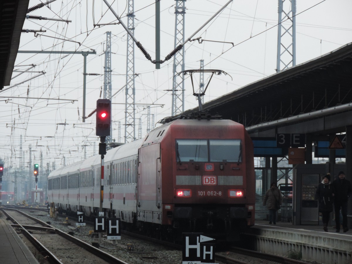 101 062 mit IC2377 von Stralsund nach  Frankfurt(Main)Hbf bei der Ausfahrt im Rostocker Hbf 02.01.2016