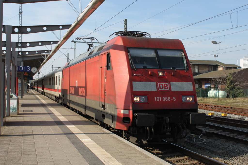 101 068-5 mit IC 2379(Stralsund-Hannover)Kurz vor der Ausfahrt im Rostocker Hbf.28.03.2017 