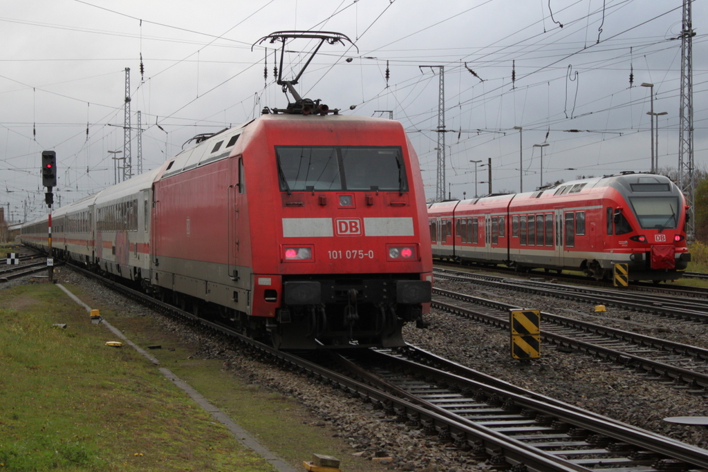 101 075-0 mit IC 2212 von Koblenz nach Ostseebad Binz bei der Ausfahrt im Rostocker Hbf.recht´s stand wohl wieder kaputt 429 027-6.20.11.2015