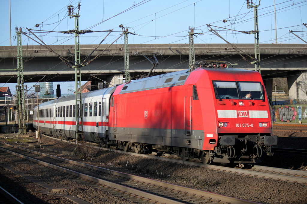 101 075-0 mit IC 2229 von Hamburg Hbf nach Frankfurt(Main)Hbf bei der Ausfahrt im sonnigen Hamburg-Harburg.17.01.2015