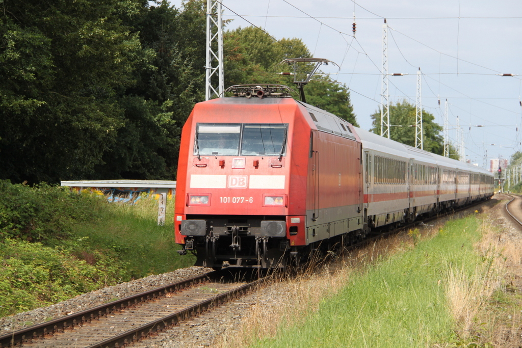 101 077-6 mit IC 2185(Warnemünde-Leipzig)bei der Durchfahrt in Rostock-Bramow.07.08.2016