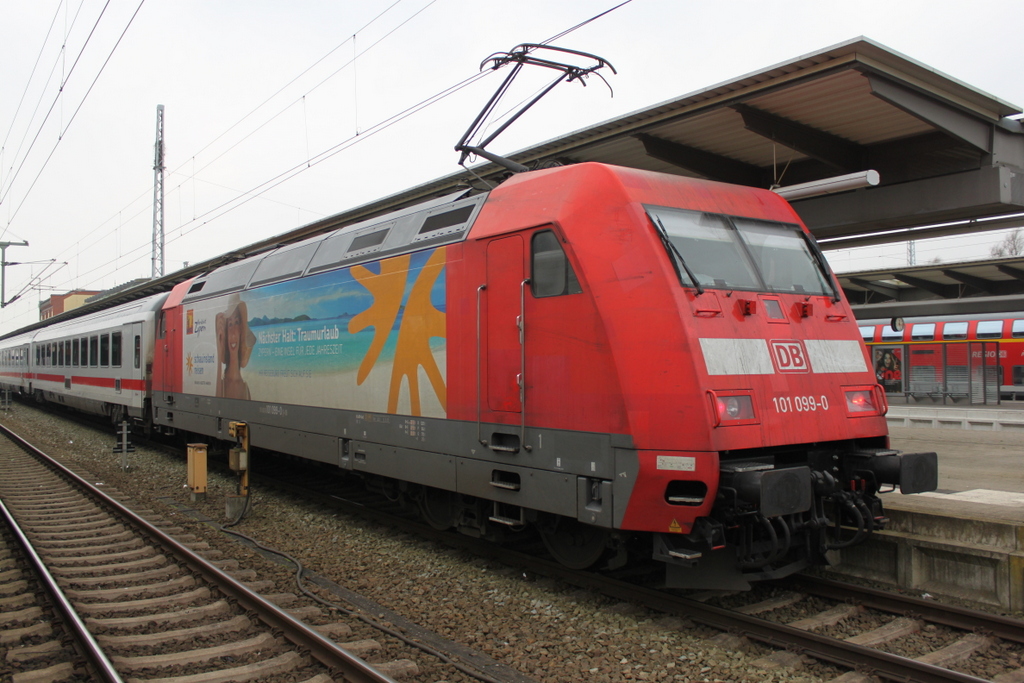 101 099-0  Schauinsland Reisen Zypern mit IC 2213 von Ostseebad Binz nach Stuttgart Hbf kurz vor der Ausfahrt im Rostocker Hbf.02.01.2016
