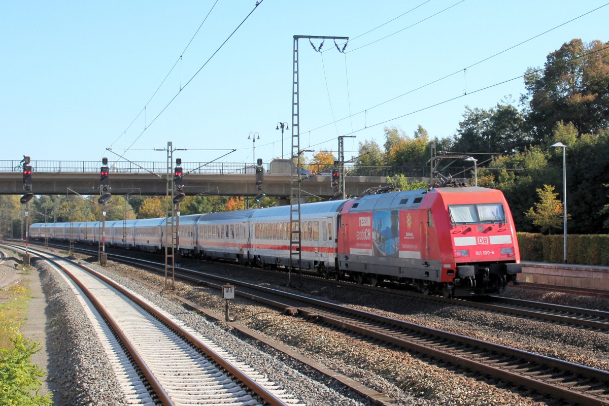 101 100-6 ist auf den Weg nach Hamburg und durchfährt soeben den Bahnhof Rotenburg (Wümme). Aufgenommen am 12.10.2015