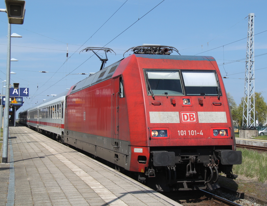 101 101-4 mit IC 2239(Warnemnde-Leipzig)bei der Ausfahrt am 03.05.2015 in Warnemnde.