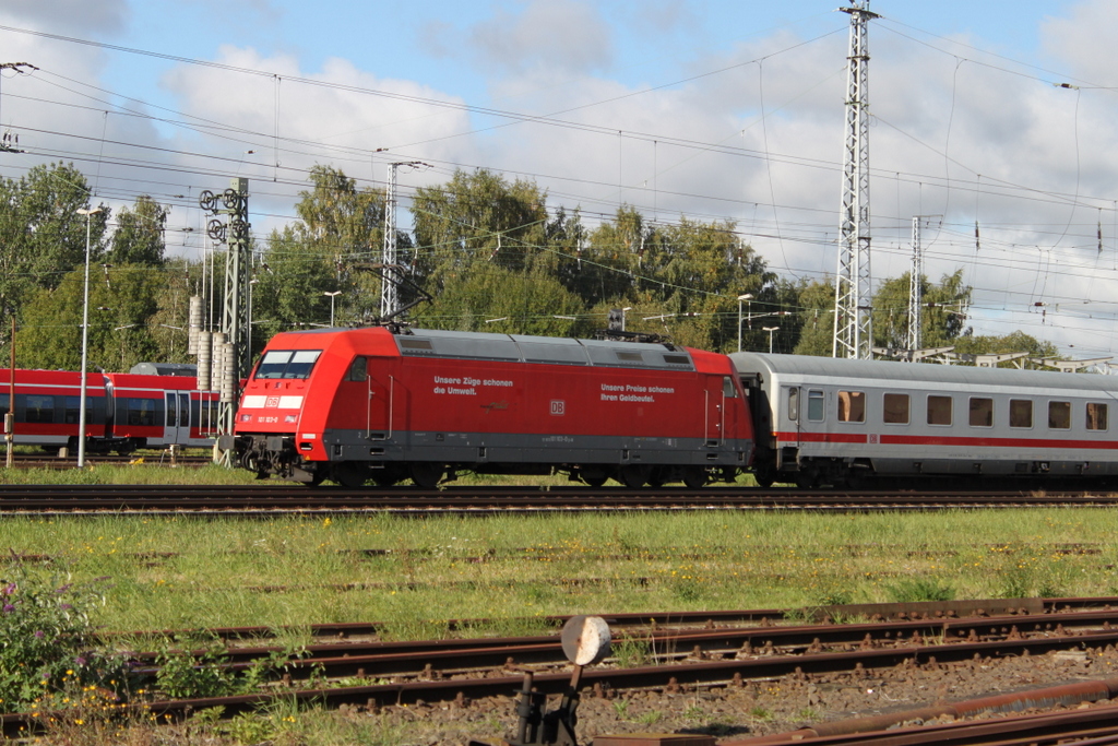 101 103-0 mit IC 2373(Stralsund-Karlsruhe)bei der Einfahrt im Rostocker Hbf.27.09.2015