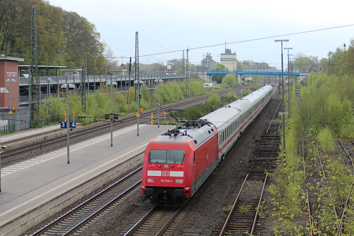 101 106-3 schiebt ihren IC nach Hamburg. Tostedt den 06.05.2017