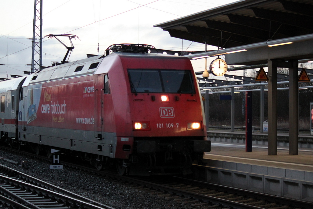 101 109-7 mit IC 2217 von Stralsund Hbf nach Stuttgart Hbf bei der Einfahrt im Rostocker Hbf.12.01.2014