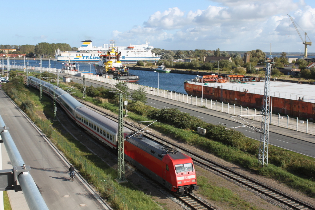 101 110-5 mit IC2239(Warnemünde-Leipzig)bei der Durchfahrt in Warnemünde Werft weiter hinten lief die TT-Line Fähre Hucklebry Finn rein.03.10.2017