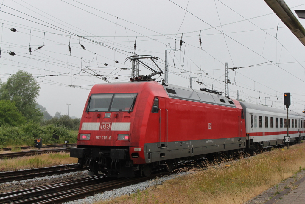 101 118-8 mit IC 2323 von Stralsund Hbf nach Berlin Hbf(tief)bei der Einfahrt im Rostocker Hbf.03.06.2018