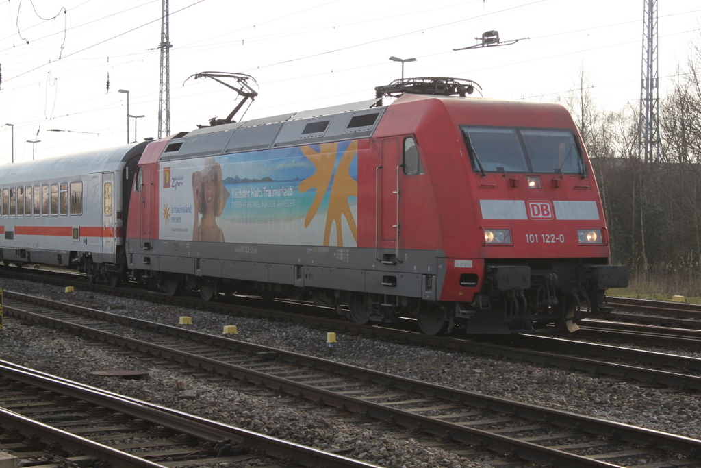 101 122 mit IC2212(Koblenz-Binz)bei der Einfahrt im Rostocker Hbf.30.12.2015