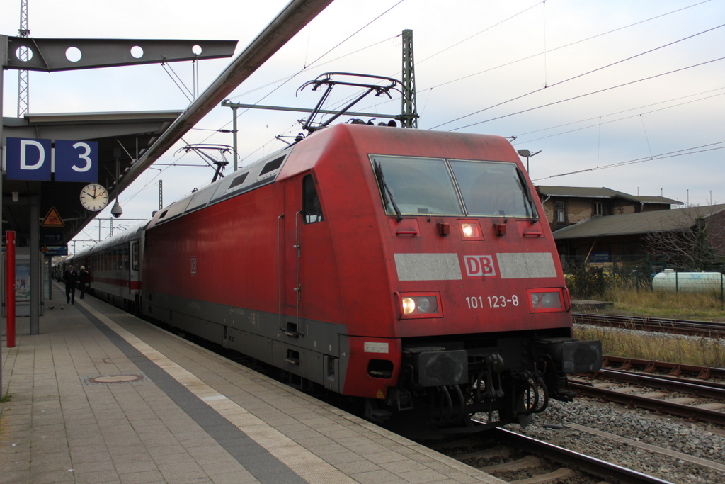 101 123-8 mit IC 2373(Stralsund-Karlsruhe)kurz vor der Ausfahrt im Rostocker Hbf.06.12.2015