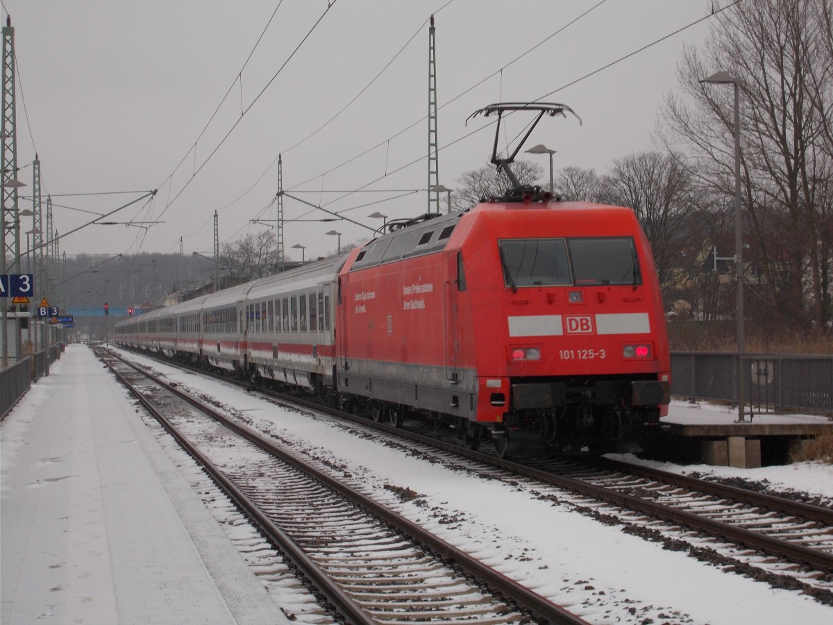 101 125-3 mit dem IC 2212 Koblenz-Binz,am 16.Januar 2016,bei der Einfahrt in Bergen/Rügen.