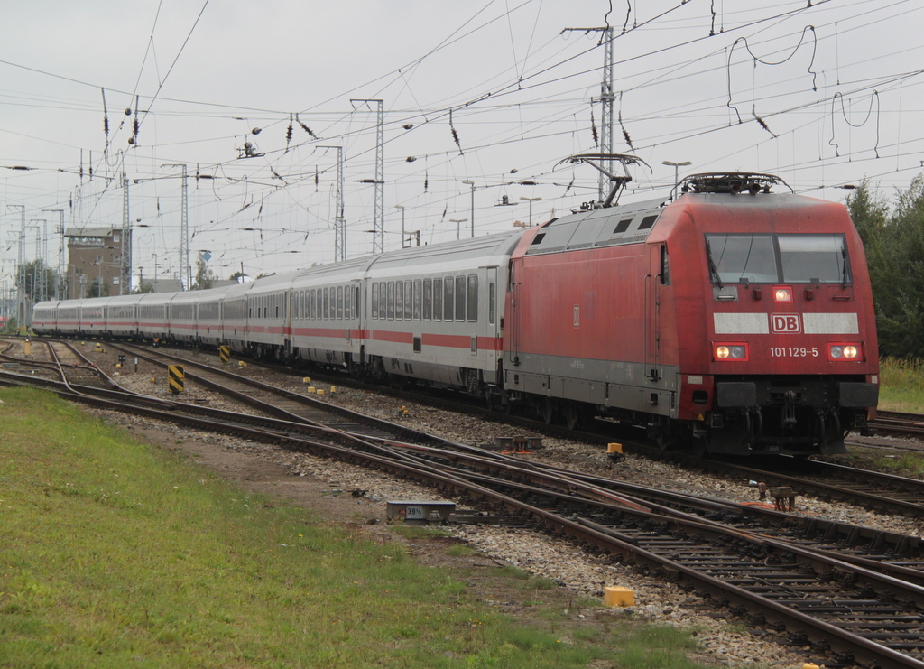 101 129-5 mit IC 2212(Koblenz-Binz)bei der Einfahrt im Rostocker Hbf.11.09.2015