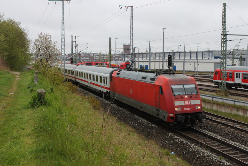 101 133-7 mit IC 2239)Warnemünde-Leipzig)bei der Ausfahrt im Rostocker Hbf.05.05.2017