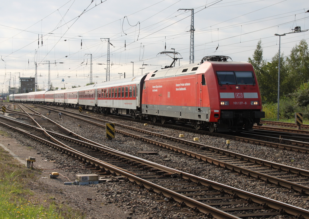 101 137-8 mit CNL 470 Sirius von Zrich nach Ostseebad Binz bei der Einfahrt im Rostocker Hbf.27.08.2016