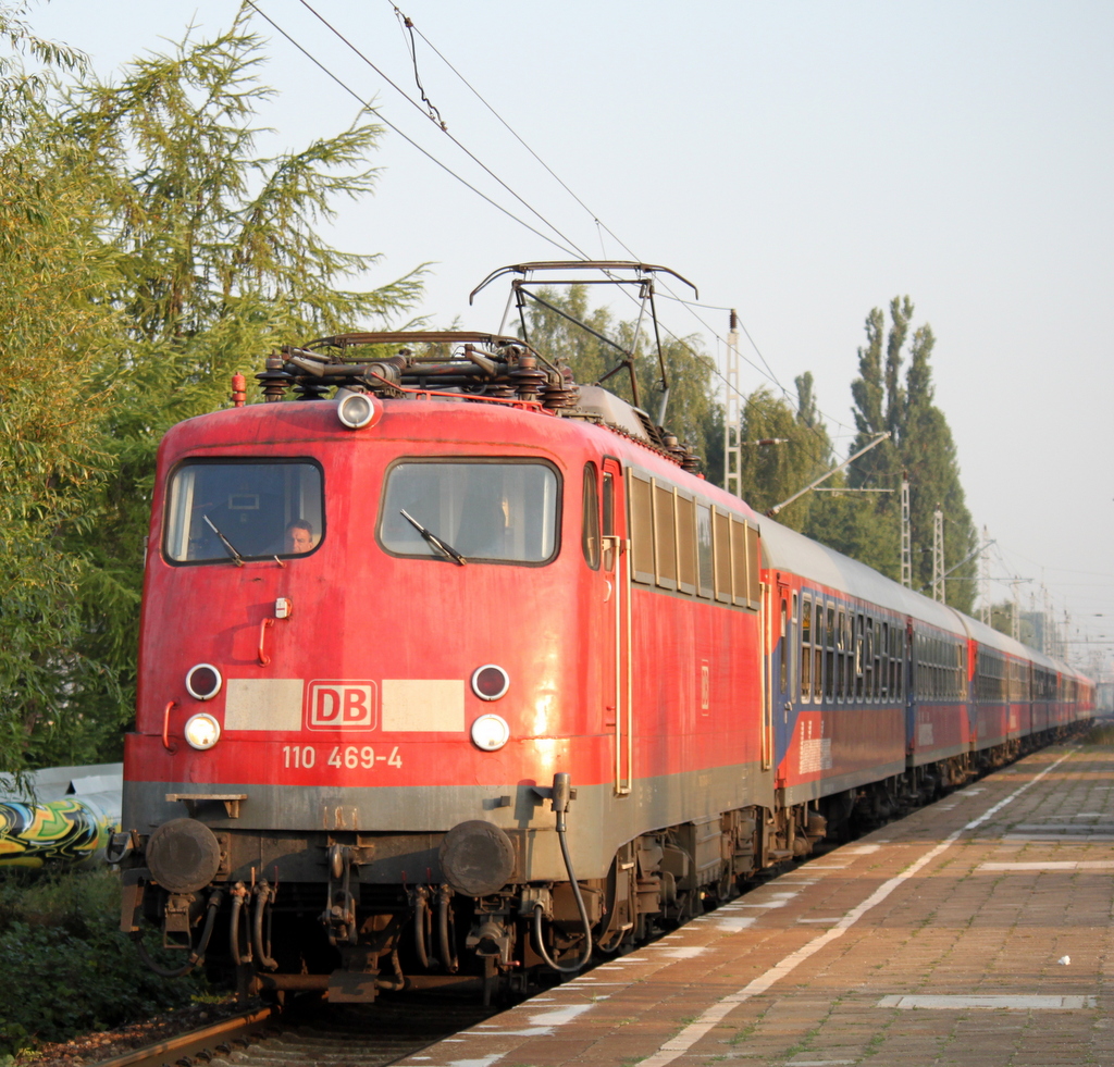 110 469-4(DB Regio NRW GmbH)mit Sonderzug 2680 von Warnemnde nach Berlin-Lichtenberg bei der Durchfahrt um 07.23 Uhr im S-Bahnhof Rostock-Holbeinplatz.23.08.2013