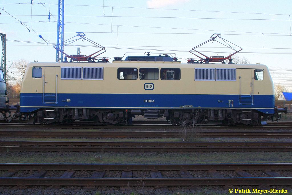 111 001 steht im Bbf. Hamburg-Harburg am 11.03.2015