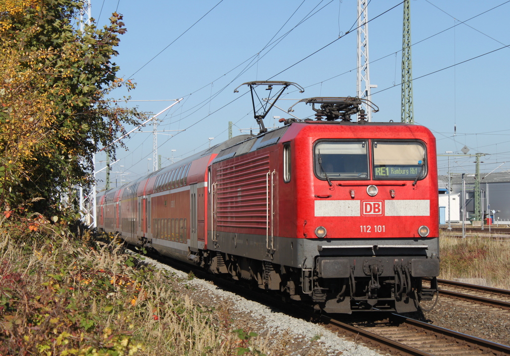 112 101-1 mit Hocheinstiegswagen als RE 4310 von Rostock Hbf nach Hamburg Hbf bei der Ausfahrt im Rostocker Hbf.12.10.2018