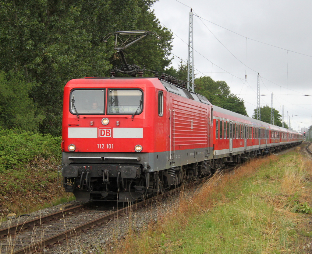 112 101+112 104(hinten)mit RE 13290(Warnemnde-Berlin Ostbahnhof)bei der Durchfahrt im Haltepunkt Rostock-Bramow.09.07.2016