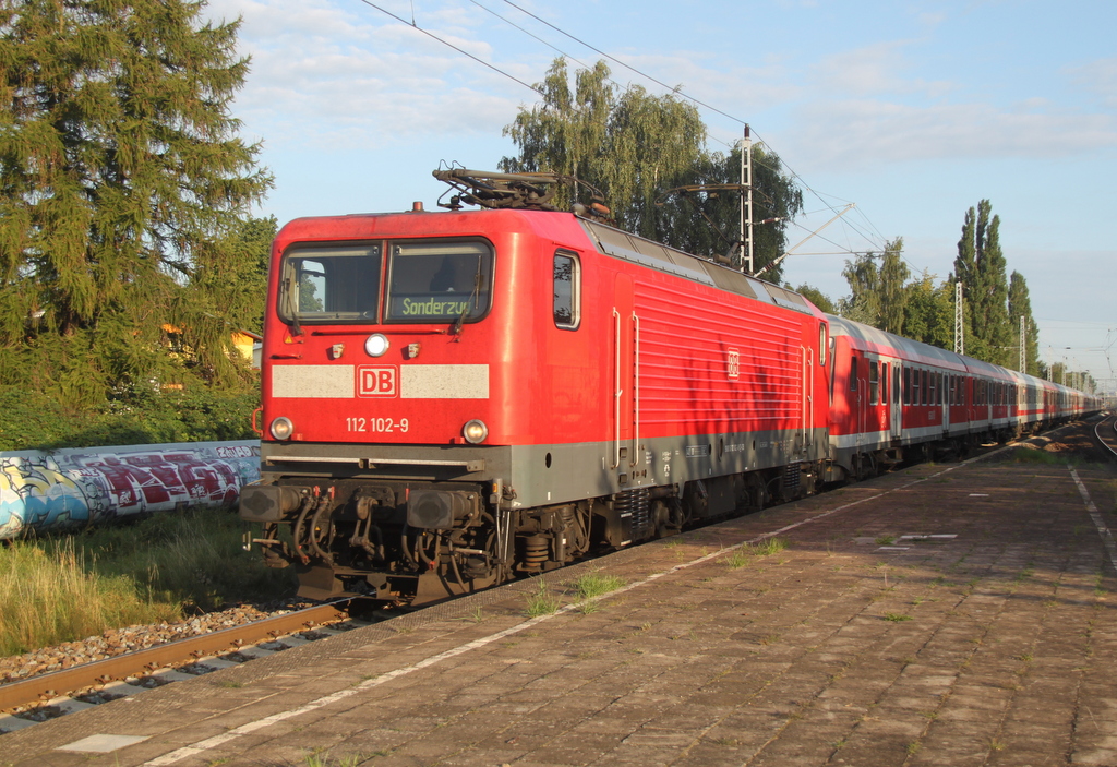 112 102-9 mit dem Pommes Rot-Wei Express 13290 von Warnemnde nach Berlin-Ostbahnhof bei der Durchfahrt am 03.09.2015 im Haltepunkt Rostock-Holbeinplatz