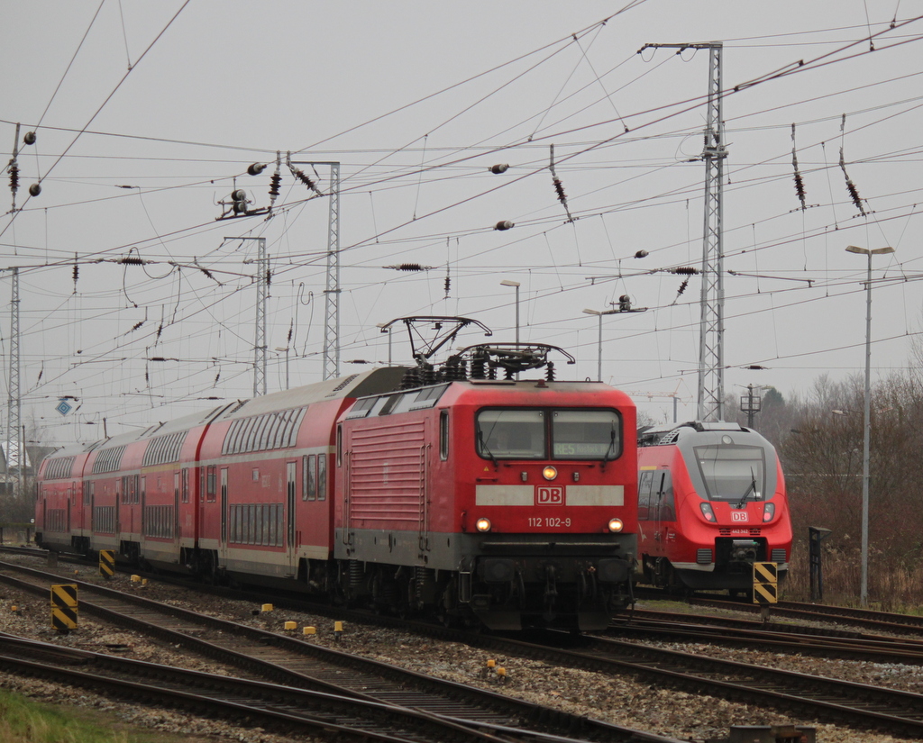 112 102-9 mit RE 4354 von Lutherstadt Wittenberg nach Rostock Hbf bei der Einfahrt im Rostocker Hbf.01.01.2015